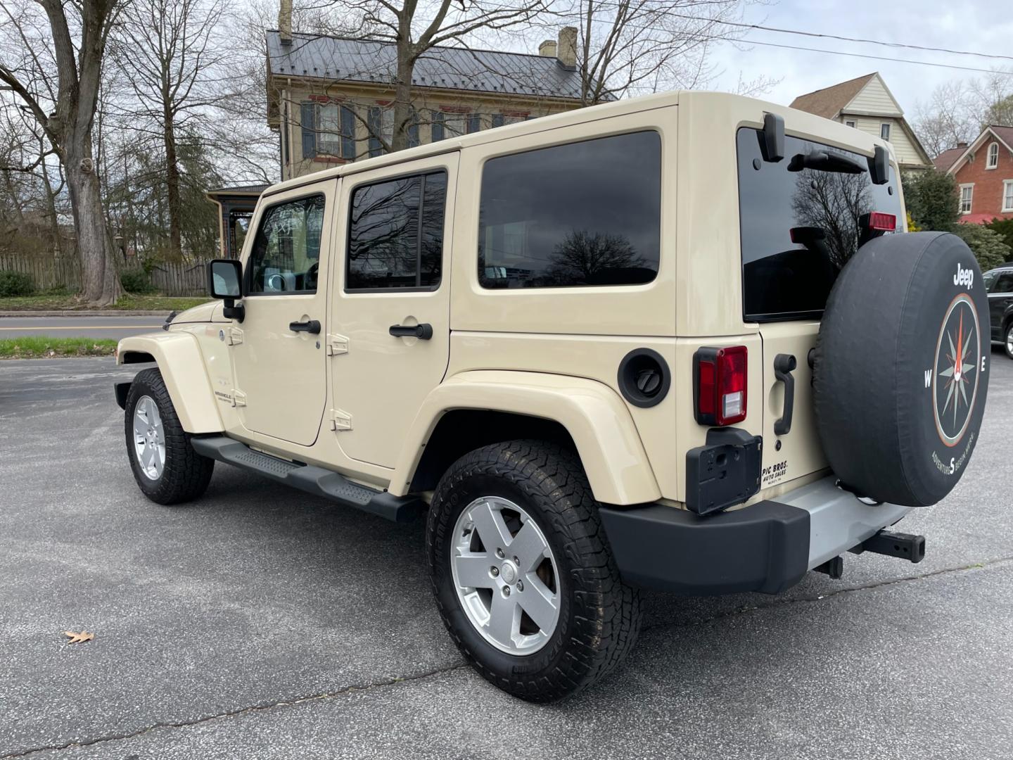 2011 Jeep Wrangler Unlimited Sahara 4WD (1J4BA5H11BL) with an 3.8L V6 OHV 12V engine, located at 101 N. Main Street, Muncy, PA, 17756, (570) 546-5462, 41.207691, -76.785942 - Photo#3